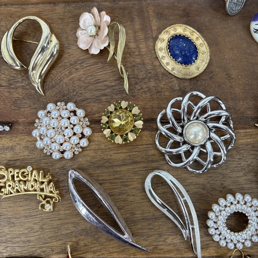 Mixed Lot Costume Jewelry Pins Bars Brooches Pendants Some Signed Vtg to Now 43